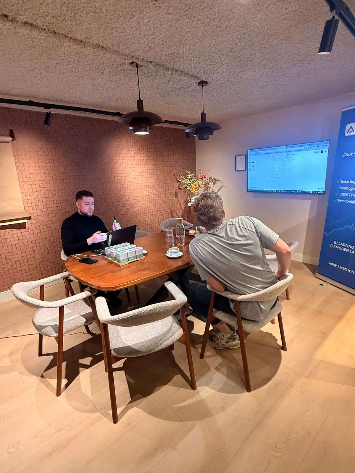 Een 1-op-1 gesprek tussen een adviseur van Ambition Valley en een klant