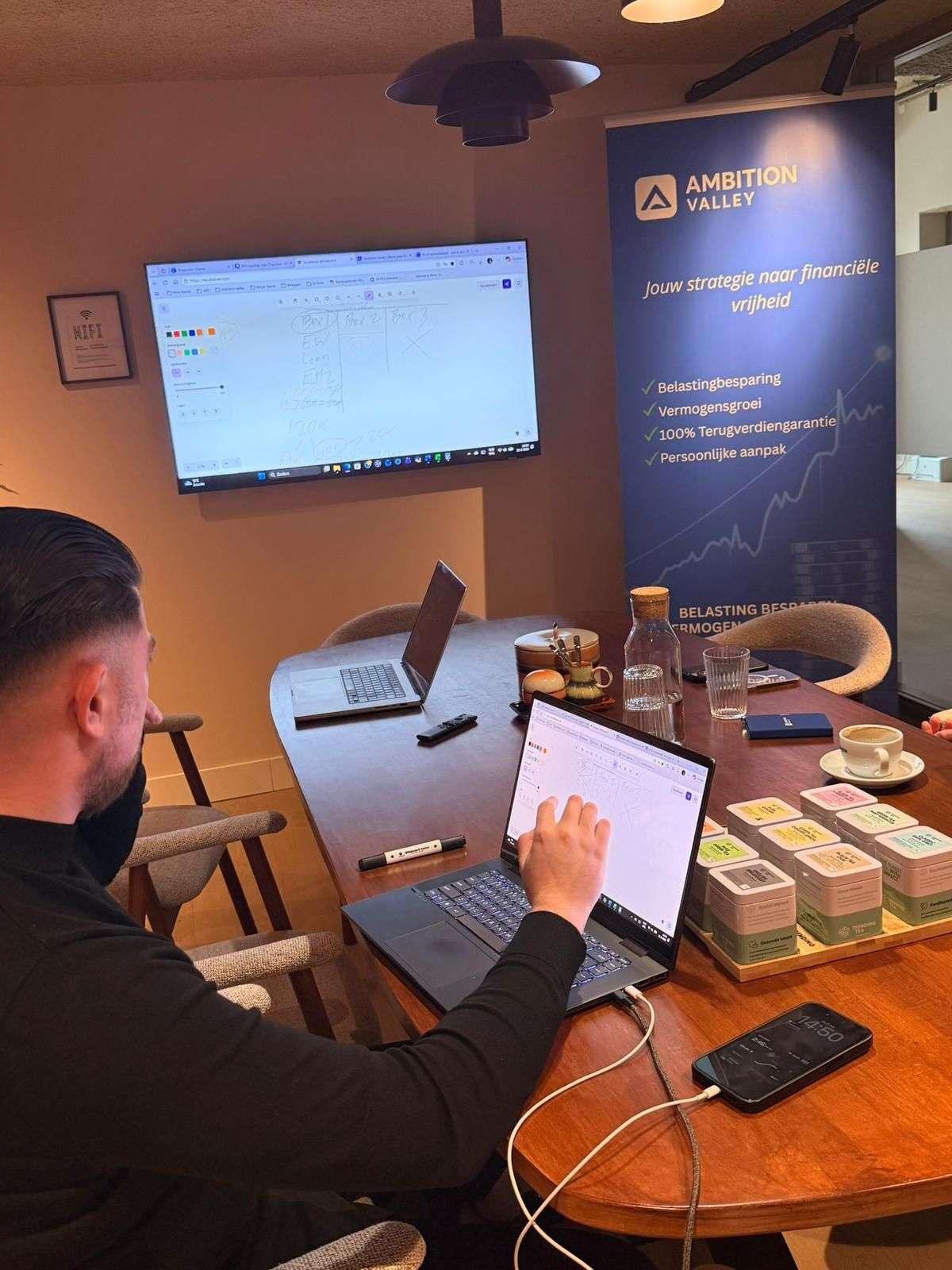 Adviseur analyseert vermogen en fiscaliteit op een laptop