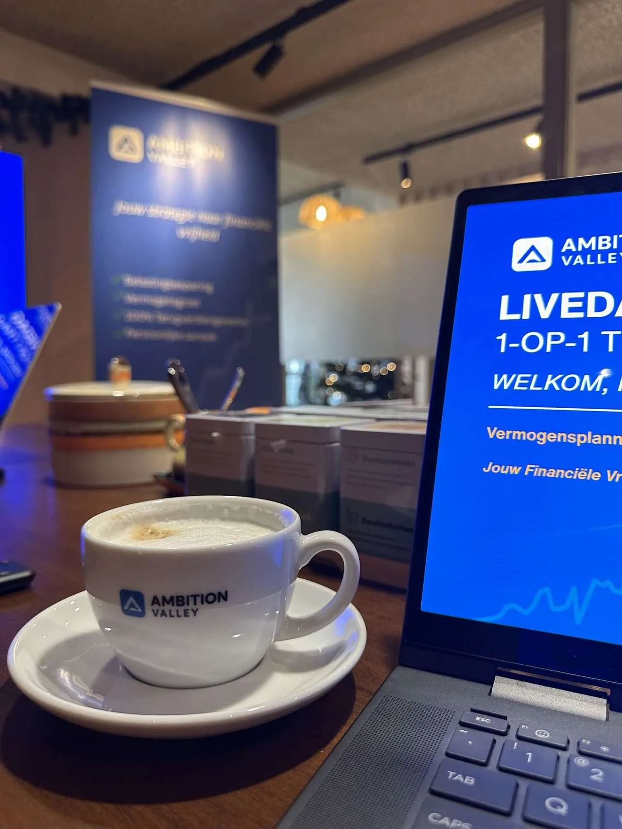 Sfeerbeeld van een live coachingsessie met koffie